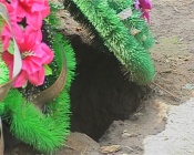 На новом кладбище проваливаются могилы