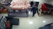 В городе Назарово вор воспользовался невнимательностью продавца и украл деньги (видео)