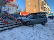 Машина на скорости влетела в крыльцо аптеки в городе Назарово. 5 девушек чудом спаслись от удара
