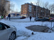 Машина на скорости влетела в крыльцо аптеки в городе Назарово. 5 девушек чудом спаслись от удара