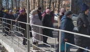 Назаровцы не соблюдают дистанцию на улице, прижимаясь друг к другу в очередях