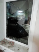 В городе Назарово молодёжь врезалась на автомобиле в палисад и разбежалась
