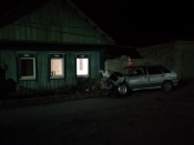 В городе Назарово молодёжь врезалась на автомобиле в палисад и разбежалась
