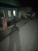 В городе Назарово молодёжь врезалась на автомобиле в палисад и разбежалась