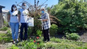 Волонтеры Назаровского разреза помогают пенсионерам в быту