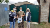 Волонтеры СУЭК передали в многодетные семьи медицинские маски