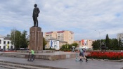 Назаровские подростки разбивают памятники самокатами и велосипедами
