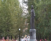 Чиновники и местные общественники обсудили благоустройство сквера имени Марины Ладыниной 