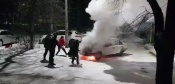 Ночью в городе Назарово полыхающий автомобиль пытались тушить снегом