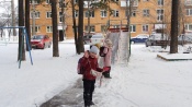 Уважаемый врач города Назарово на пенсии строит горки для детей