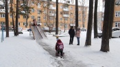 Уважаемый врач города Назарово на пенсии строит горки для детей