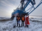 Активисты СУЭК поздравили экипажи горняков с Новым годом