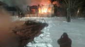 В Назаровском районе сгорел жилой дом. Серьезные ожоги получила женщина