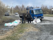 Несколько мешков аммиачной селитры удобрили обочину на въезде в город