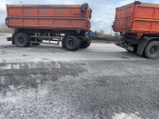 Несколько мешков аммиачной селитры удобрили обочину на въезде в город