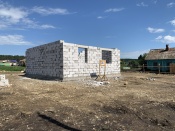 Семье погорельцев из Степного строят новый дом