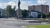 Несмотря на установленную скейтплощадку в центре города, назаровские дети продолжают испытывать на прочность памятники