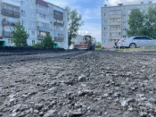 Жалобы жителей были услышаны. За несколько дней по нескольким адресам произвели подсыпку мелкой фракцией, чтобы улучшить проезжую часть
