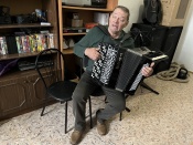 Поэт, музыкант и учитель. Житель Назаровского района демонстрирует множество разных талантов 