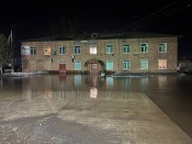 На улицы города Назарово продолжает поступать вода