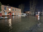 На улицы города Назарово продолжает поступать вода