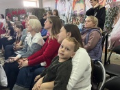 В Молодёжном центре начался концерт в поддержку наших земляков "Своих не бросаем!".