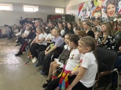 В Молодёжном центре начался концерт в поддержку наших земляков "Своих не бросаем!".