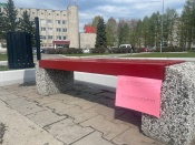 На Центральной площади в Назарове начали обновлять цвет скамеек