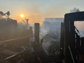 В Назарове пламя уничтожило частный дом и надворные постройки