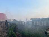 В Назарове пламя уничтожило частный дом и надворные постройки