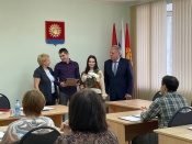 Сироте из города Назарово торжественно вручили жилищный сертификат 