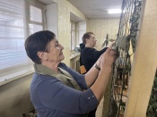 5 мастерских и более 300 маскировочных сетей: жители Назаровского района активно помогают участникам СВО