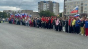 В День Государственного Флага назаровцы приняли участие в шествии по городу с патриотическими песнями