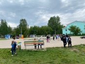 Назаровские дети весело проводят каникулы в пришкольных лагерях